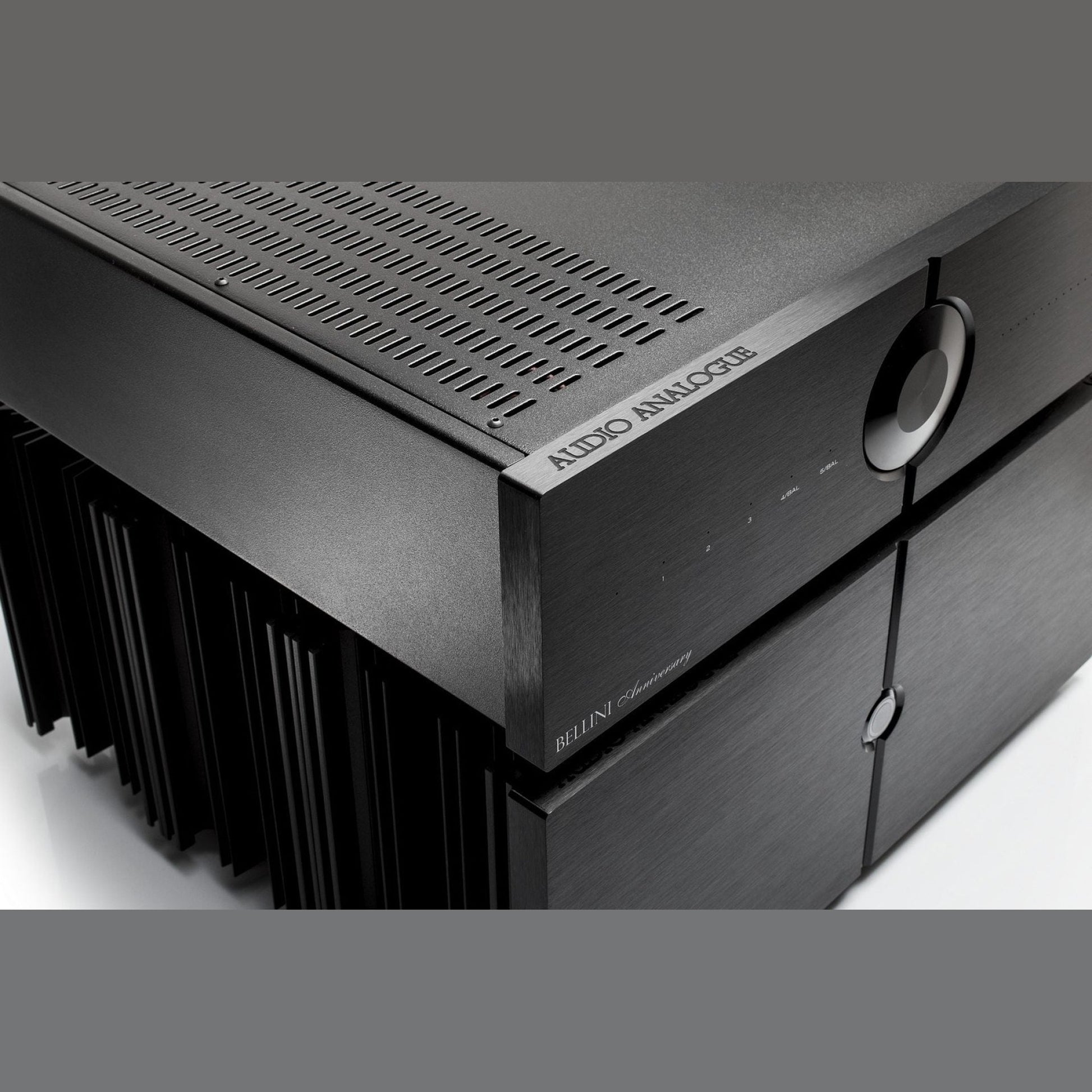 Audio Analogue Bellini Anniversary Vorverstärker schwarz, Detailansicht der Gehäusekante über der Endstufe