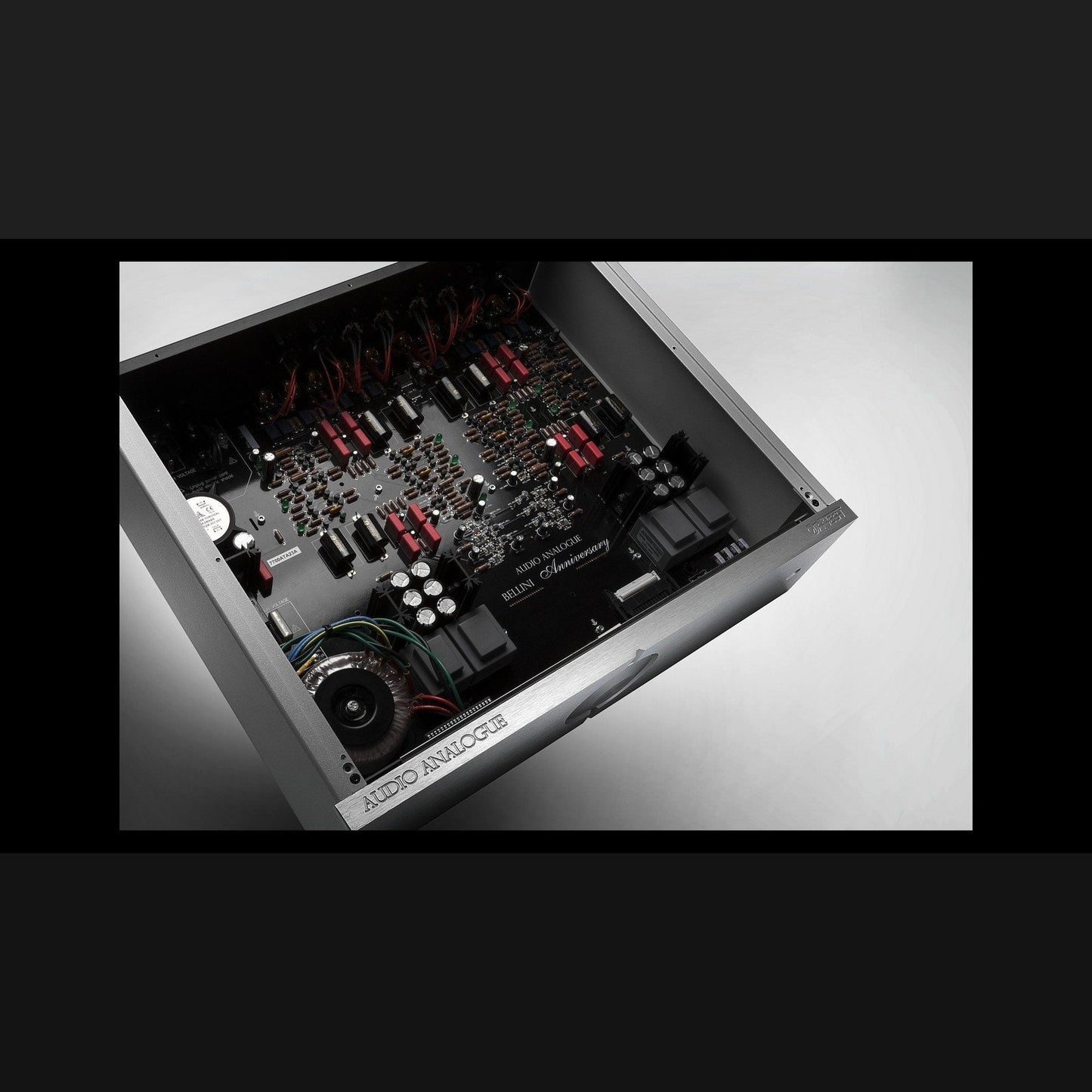 Audio Analogue Bellini Anniversary Vorverstärker silber, Innenansicht des geöffneten Gehäuses mit Ringkerntrafo