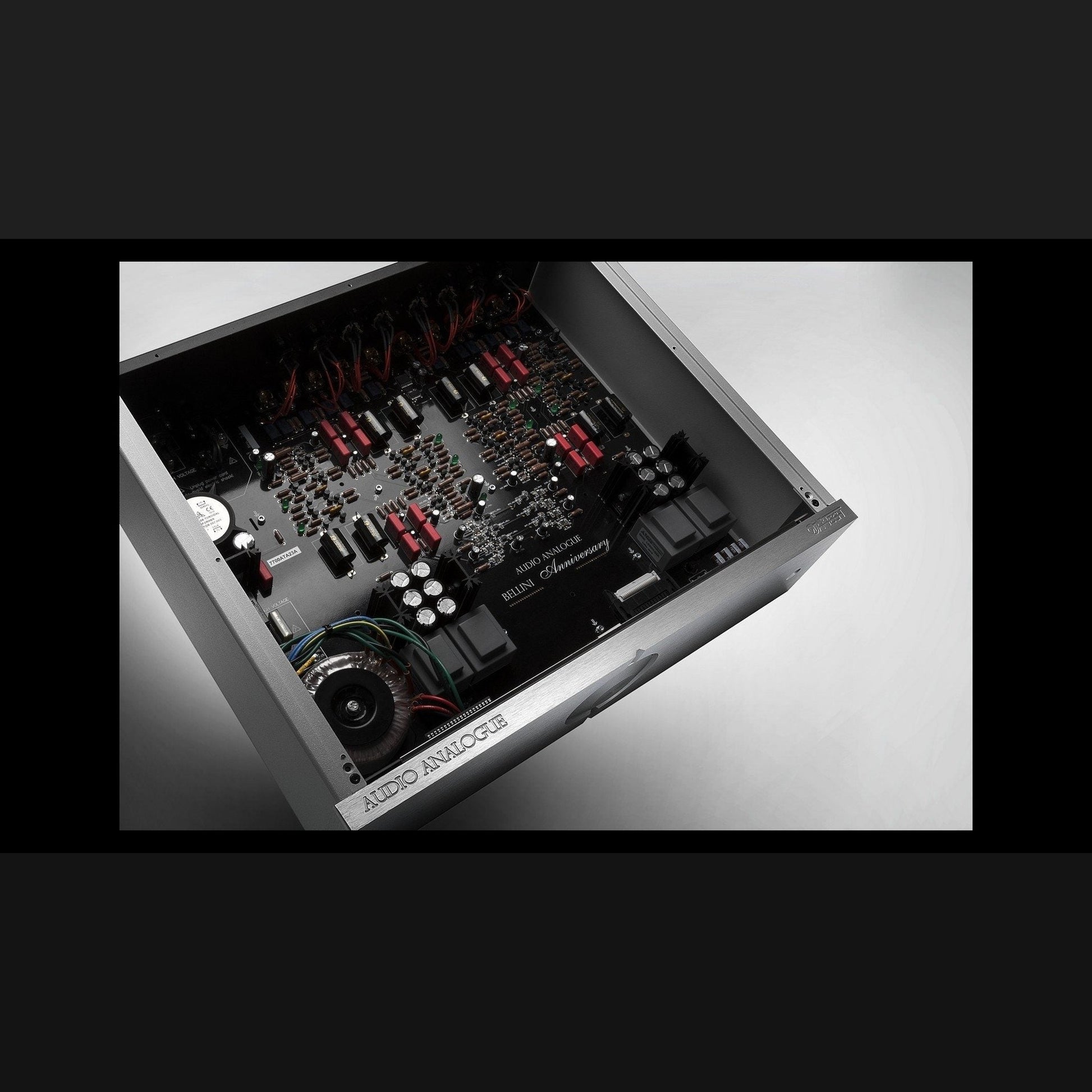 Audio Analogue Bellini Anniversary Vorverstärker silber, Innenansicht des geöffneten Gehäuses mit Ringkerntrafo