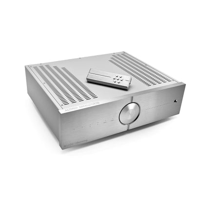 Audio Analogue Bellini Anniversary Vorverstärker silber, Schrägansicht mit Fernbedienung auf dem Deckel