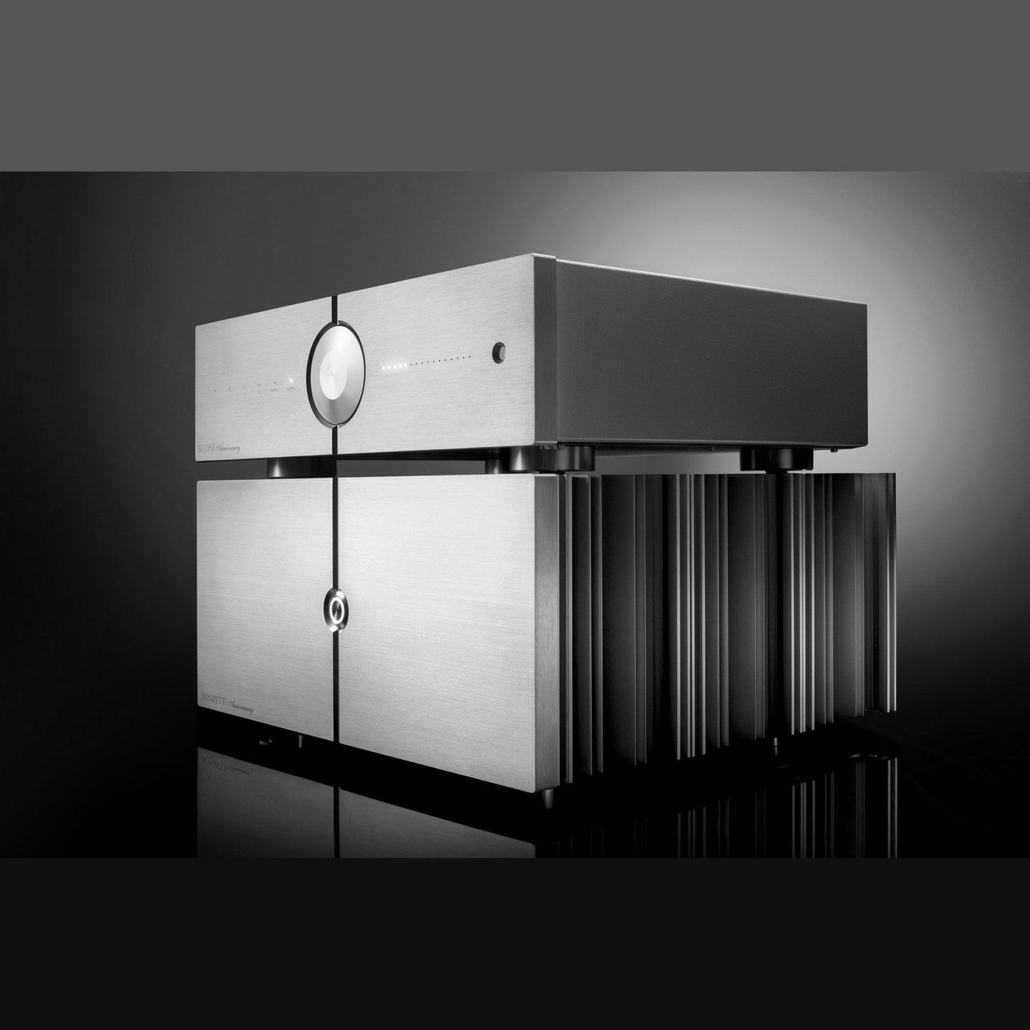 Audio Analogue Bellini Anniversary Vorverstärker silber, Setansicht mit Endstufe vor dunklem Hintergrund