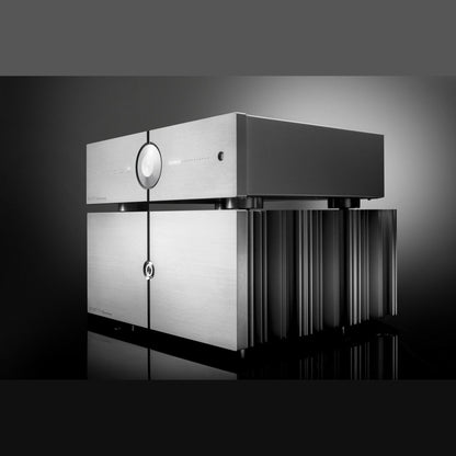 Audio Analogue Bellini Anniversary Vorverstärker silber, Setansicht mit Endstufe vor dunklem Hintergrund