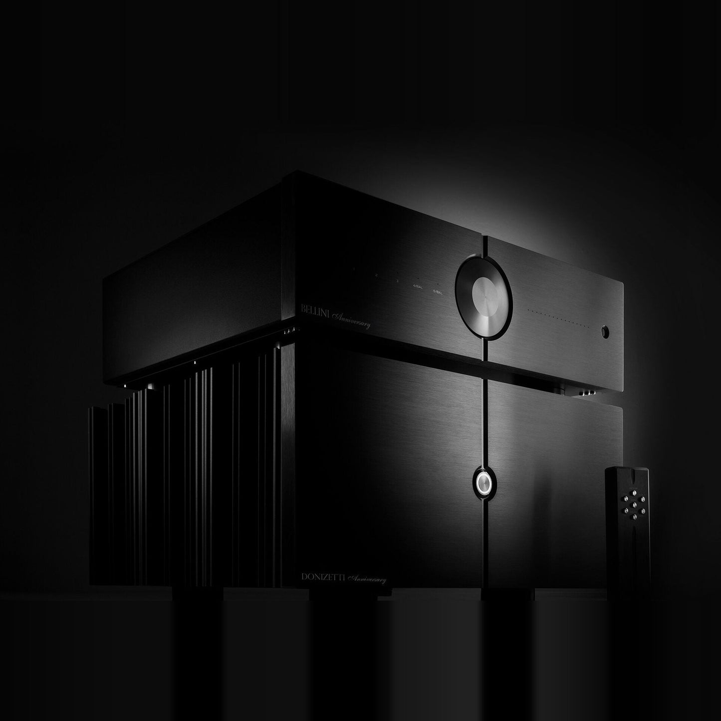 Audio Analogue Donizetti Anniversary Stereo-Endverstärker, Setansicht mit Bellini Vorverstärker und Fernbedienung