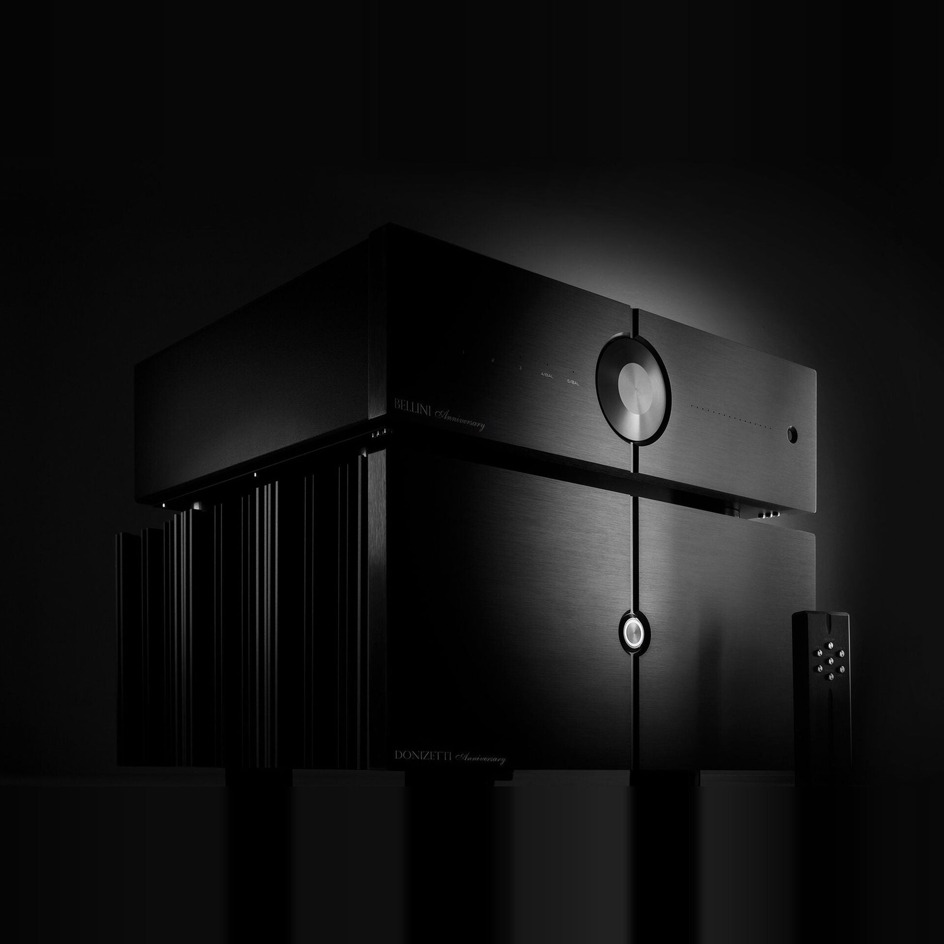 Audio Analogue Donizetti Anniversary Stereo-Endverstärker, Setansicht mit Bellini Vorverstärker und Fernbedienung