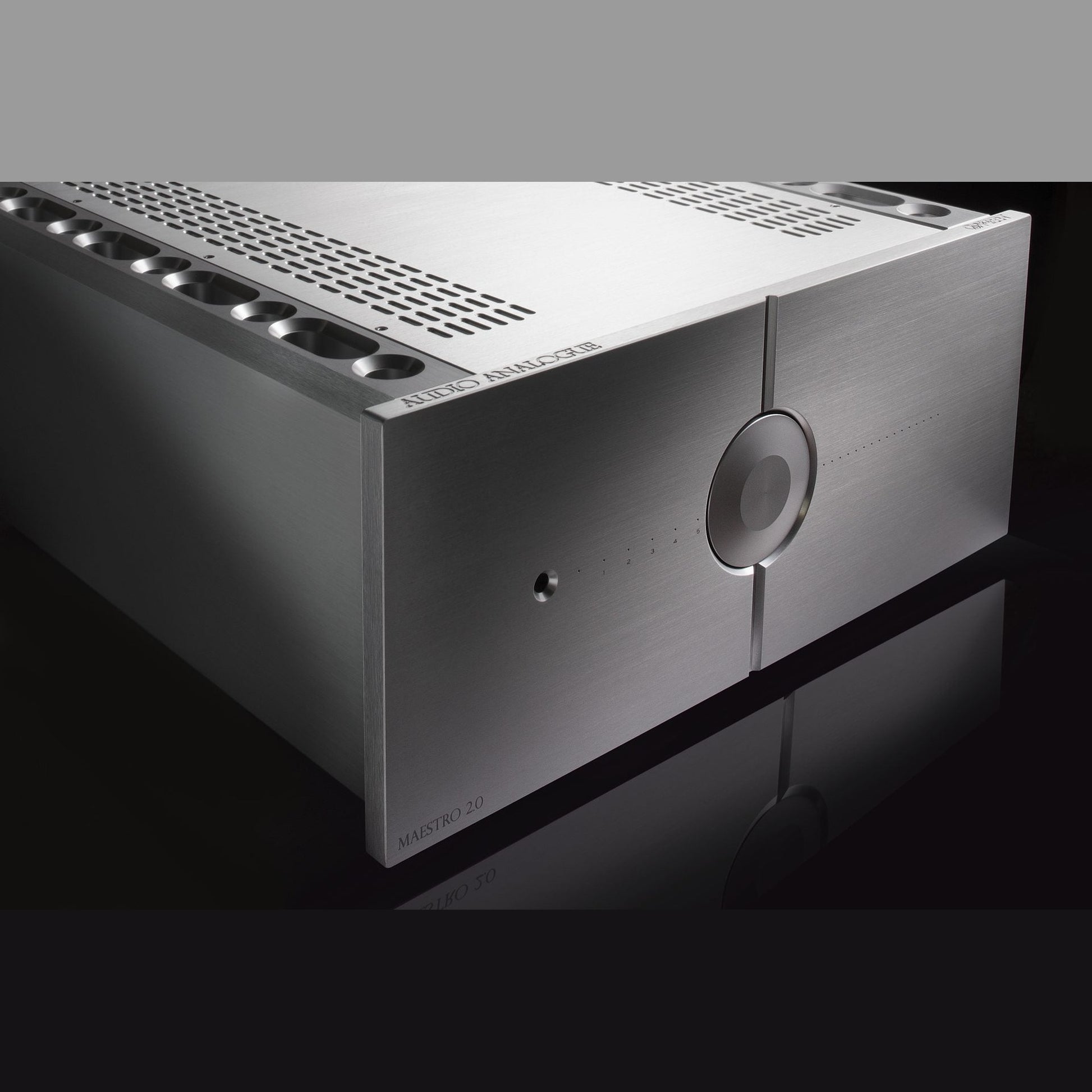Audio Analogue Maestro Anniversary 2.0 Vollverstärker Silber, Schrägansicht mit Deckel und Lüftungsschlitzen