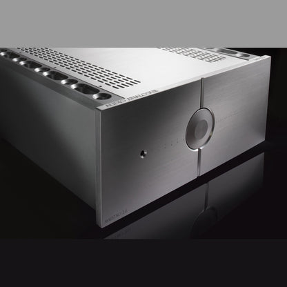 Audio Analogue Maestro Anniversary 2.0 Vollverstärker Silber, Schrägansicht mit Deckel und Lüftungsschlitzen