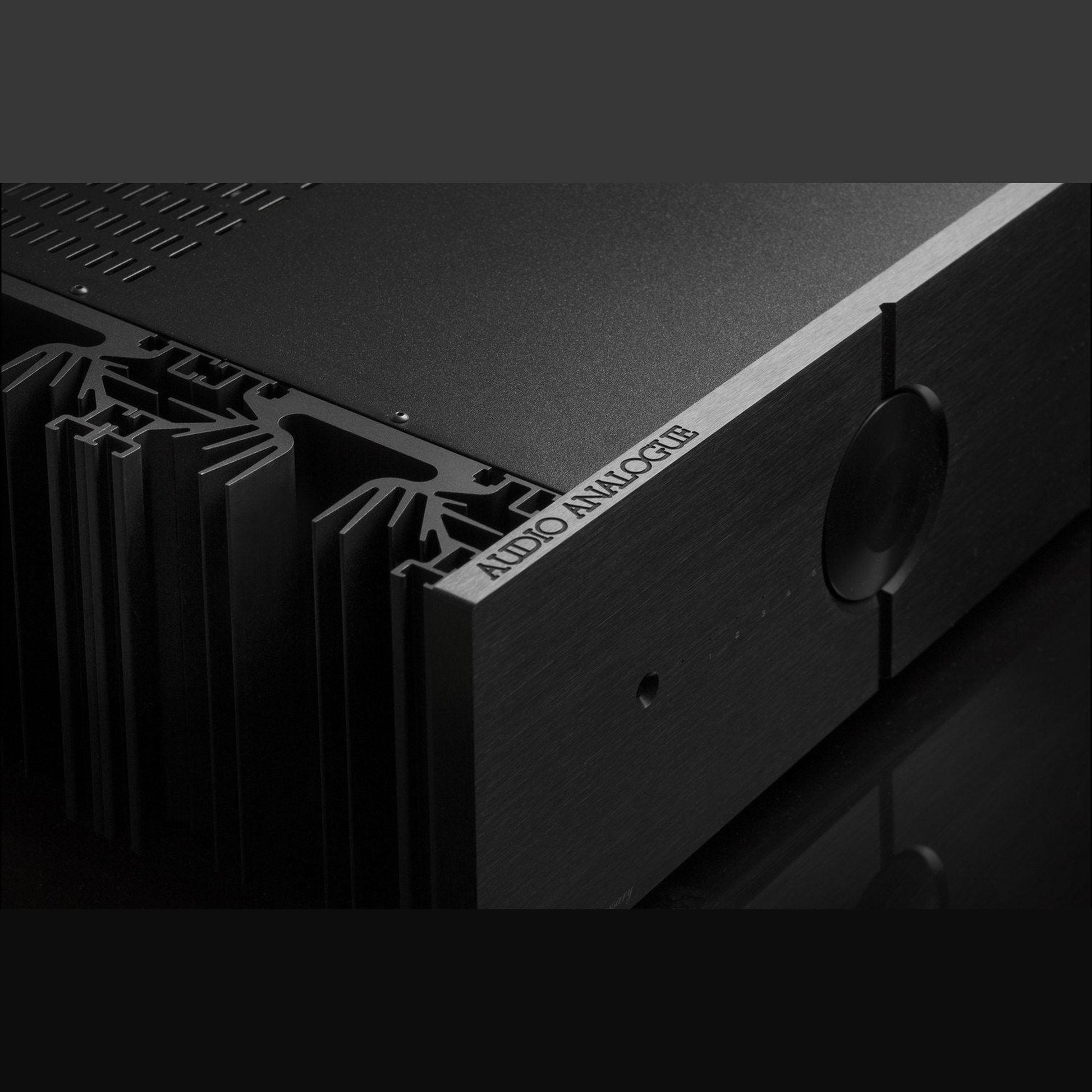 Audio Analogue Maestro Anniversary Vollverstärker Schwarz, Detailansicht Kühlkörper und Frontkante