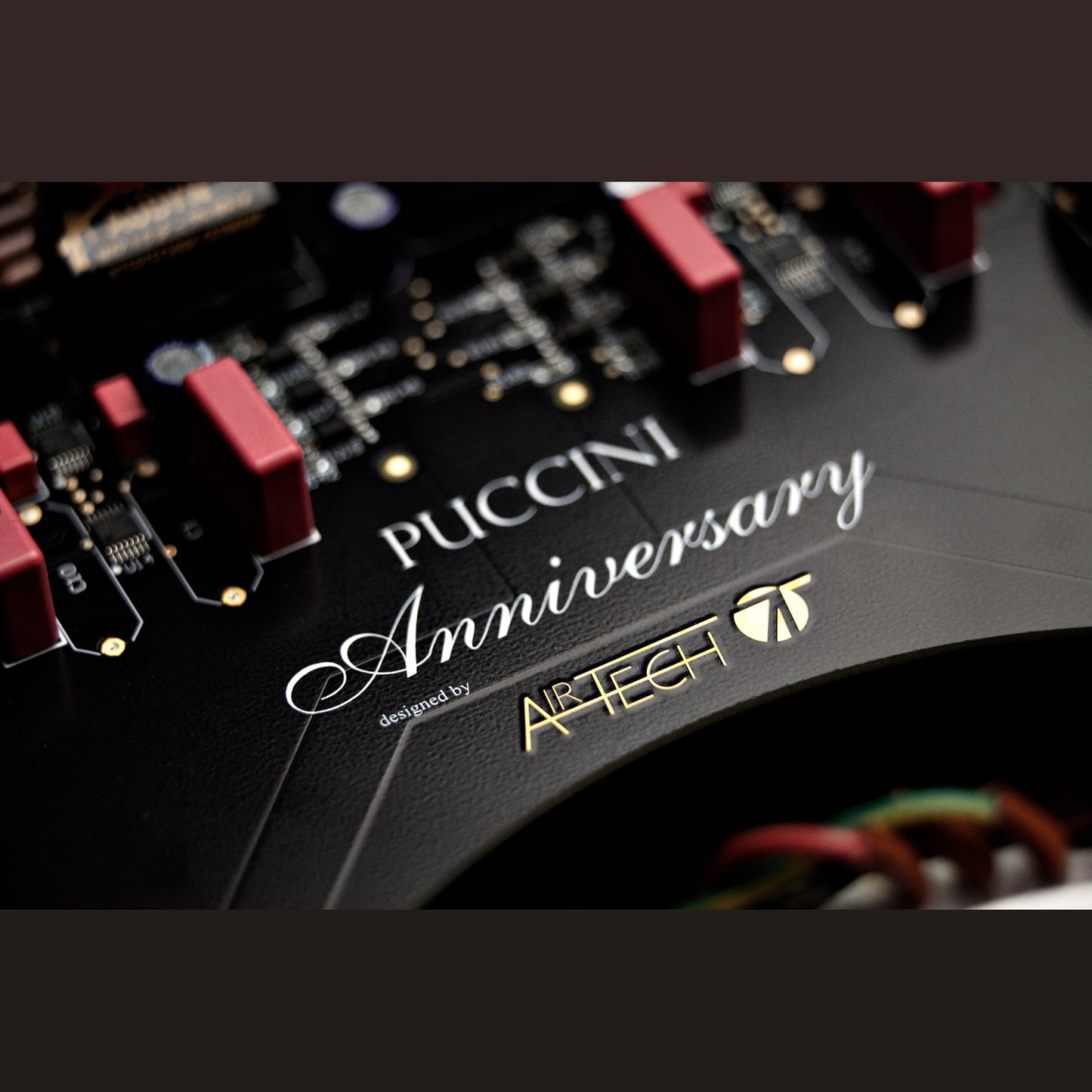 Audio Analogue Puccini Anniversary Vollverstärker, Innenansicht mit Nahaufnahme der Platine und Typenschriftzug
