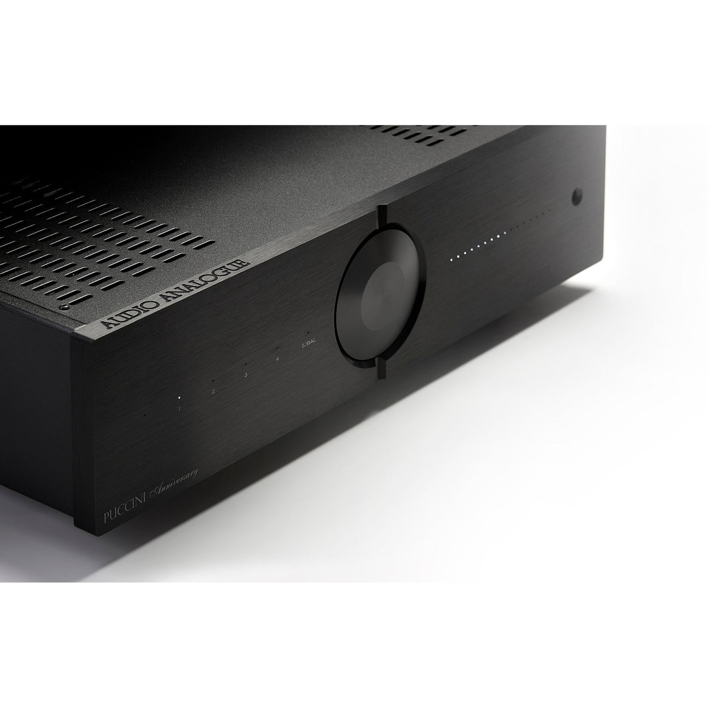 Audio Analogue Puccini Anniversary Vollverstärker Schwarz, Detailansicht von Front und Lautstärkeregler