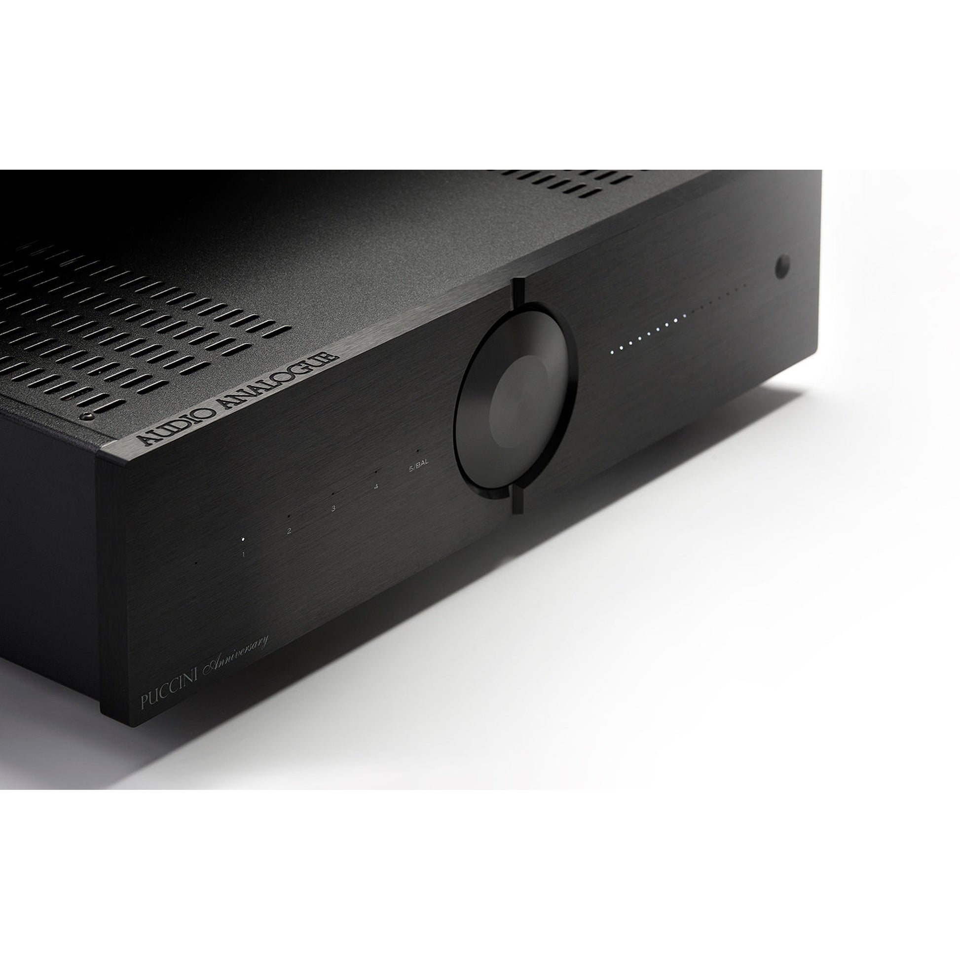Audio Analogue Puccini Anniversary Vollverstärker Schwarz, Detailansicht von Front und Lautstärkeregler