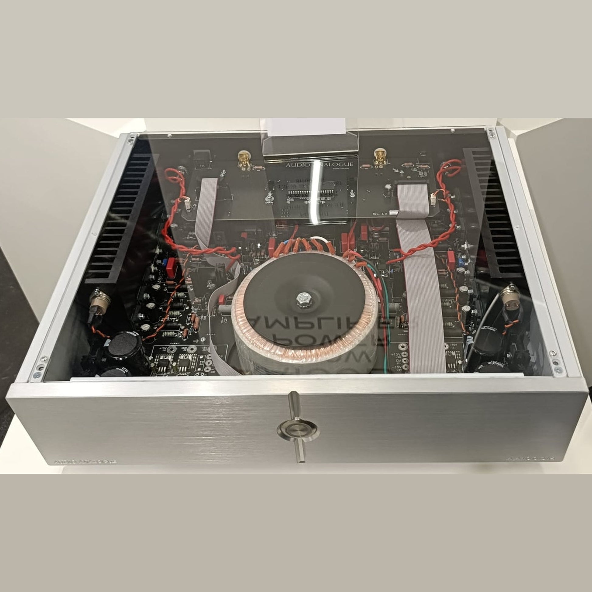 Audio Analogue Pure AA100DM Stereo-Endverstärker, Innenansicht mit Ringkerntransformator und Platinen