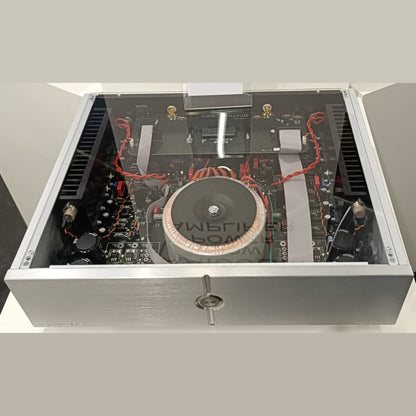 Audio Analogue Pure AA100DM Stereo-Endverstärker, Innenansicht mit Ringkerntransformator und Platinen