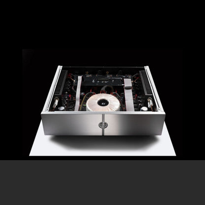 Audio Analogue Pure AA100DM Stereo-Endverstärker Silber, Innenansicht mit Ringkerntransformator und Kühlkörpern