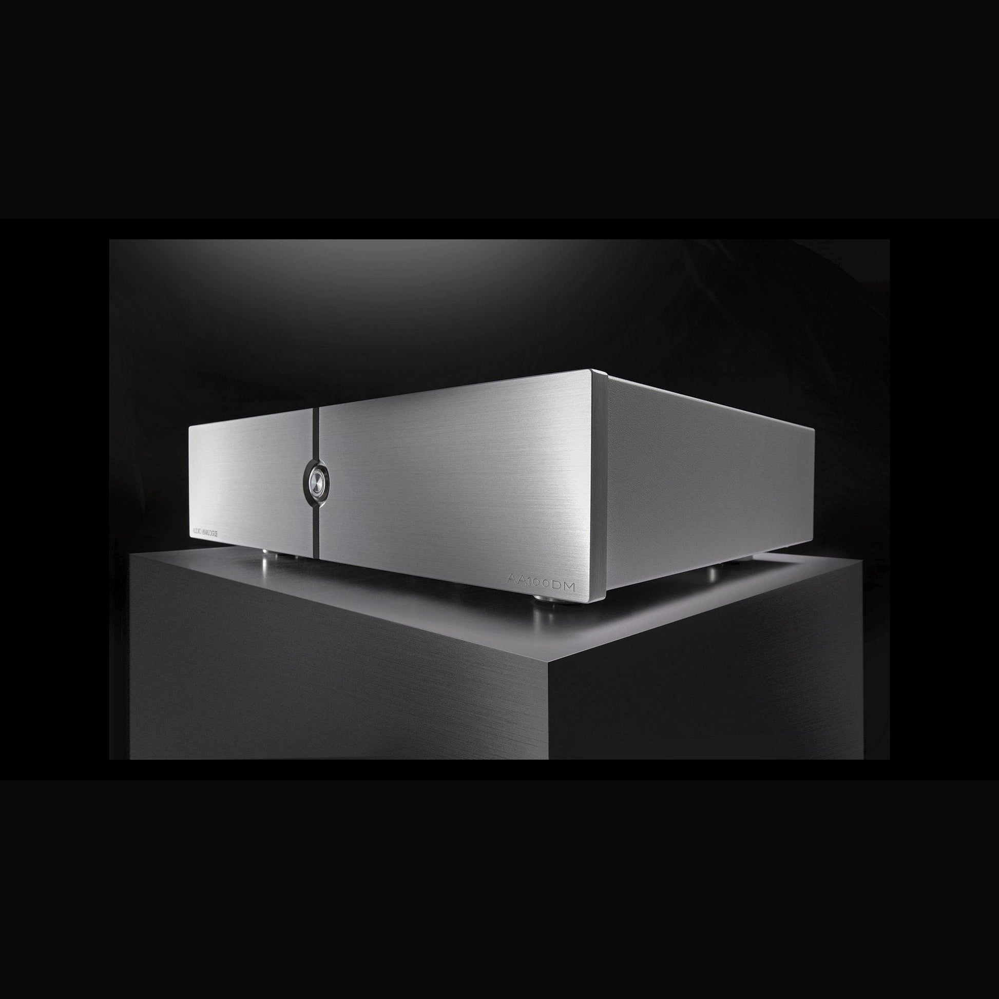 Audio Analogue Pure AA100DM Stereo-Endverstärker Silber, Schrägansicht auf dunklem Sockel, flache Perspektive