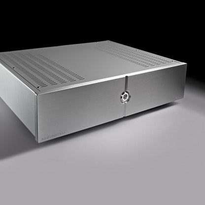 Audio Analogue Pure AA100DM Stereo-Endverstärker Silber, Schrägansicht auf dunklem Hintergrund