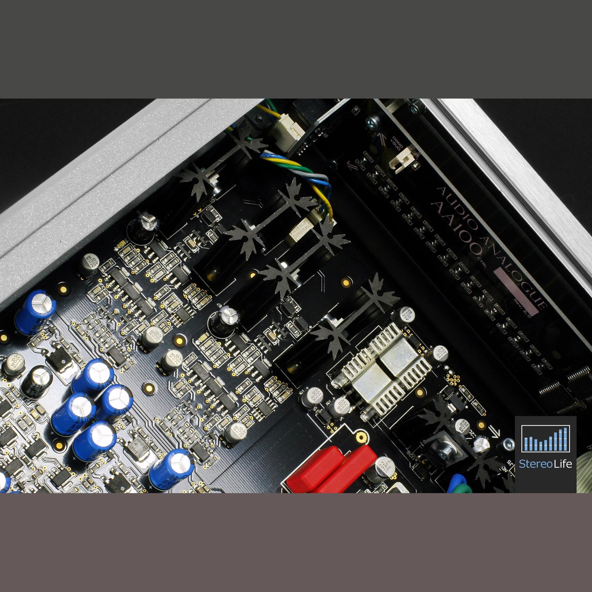 Audio Analogue Pure AACento Vollverstärker, Innenansicht der Verstärkerplatine mit Transistoren am Gehäuseprofil