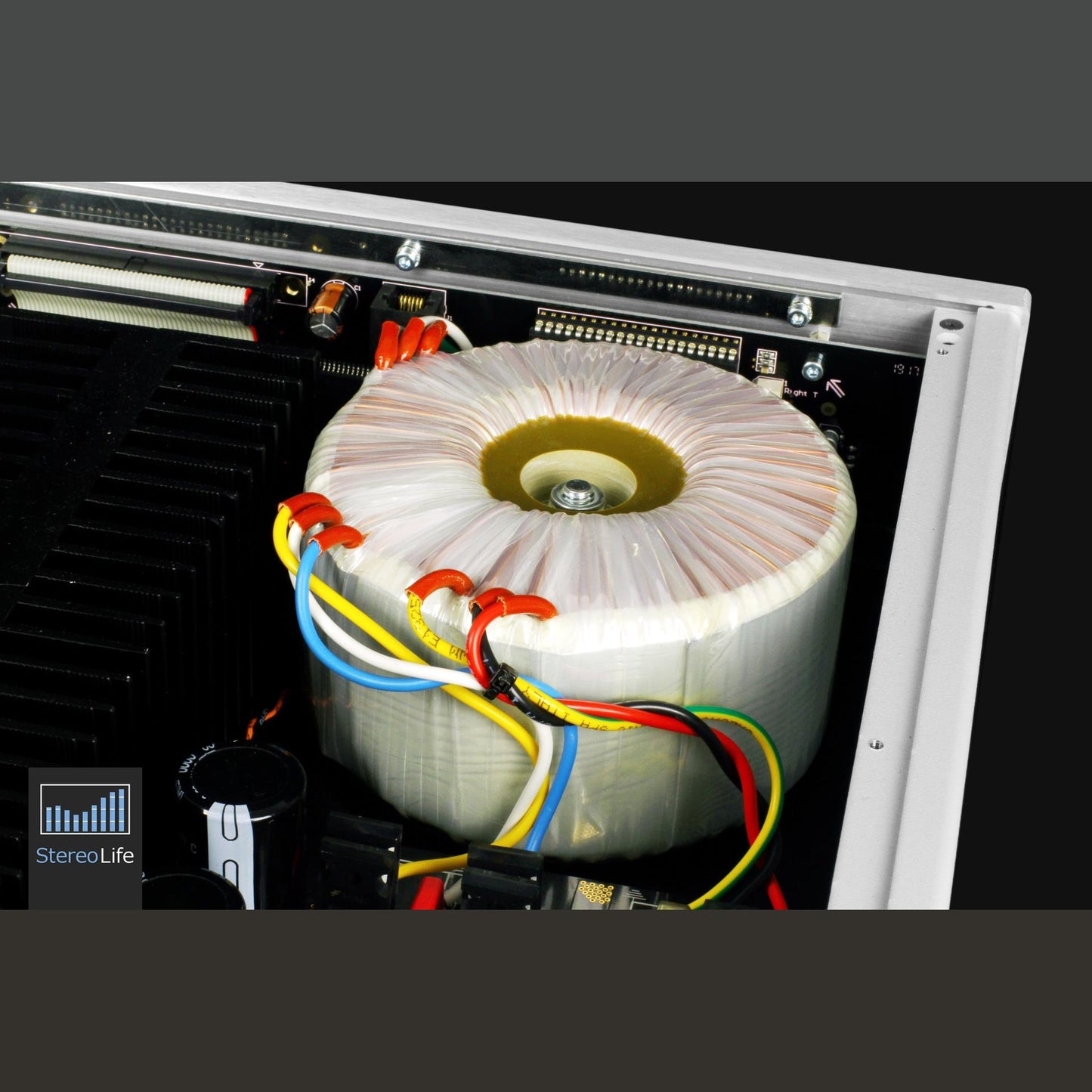 Audio Analogue Pure AACento Vollverstärker, Innenansicht mit Ringkerntransformator im Gehäuserahmen