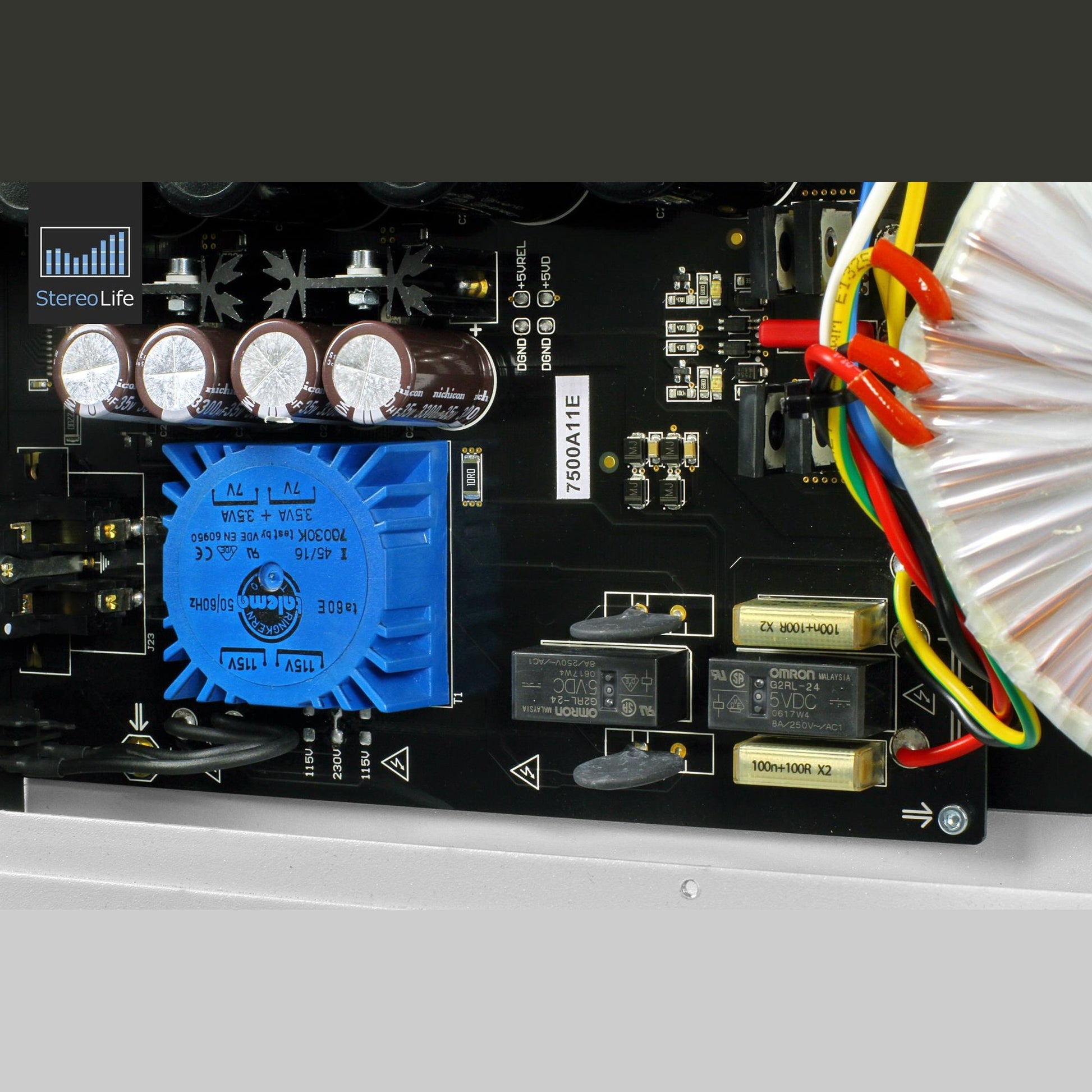 Audio Analogue Pure AACento Vollverstärker, Innenansicht der Netzteilsektion mit Relais und Spannungswahl