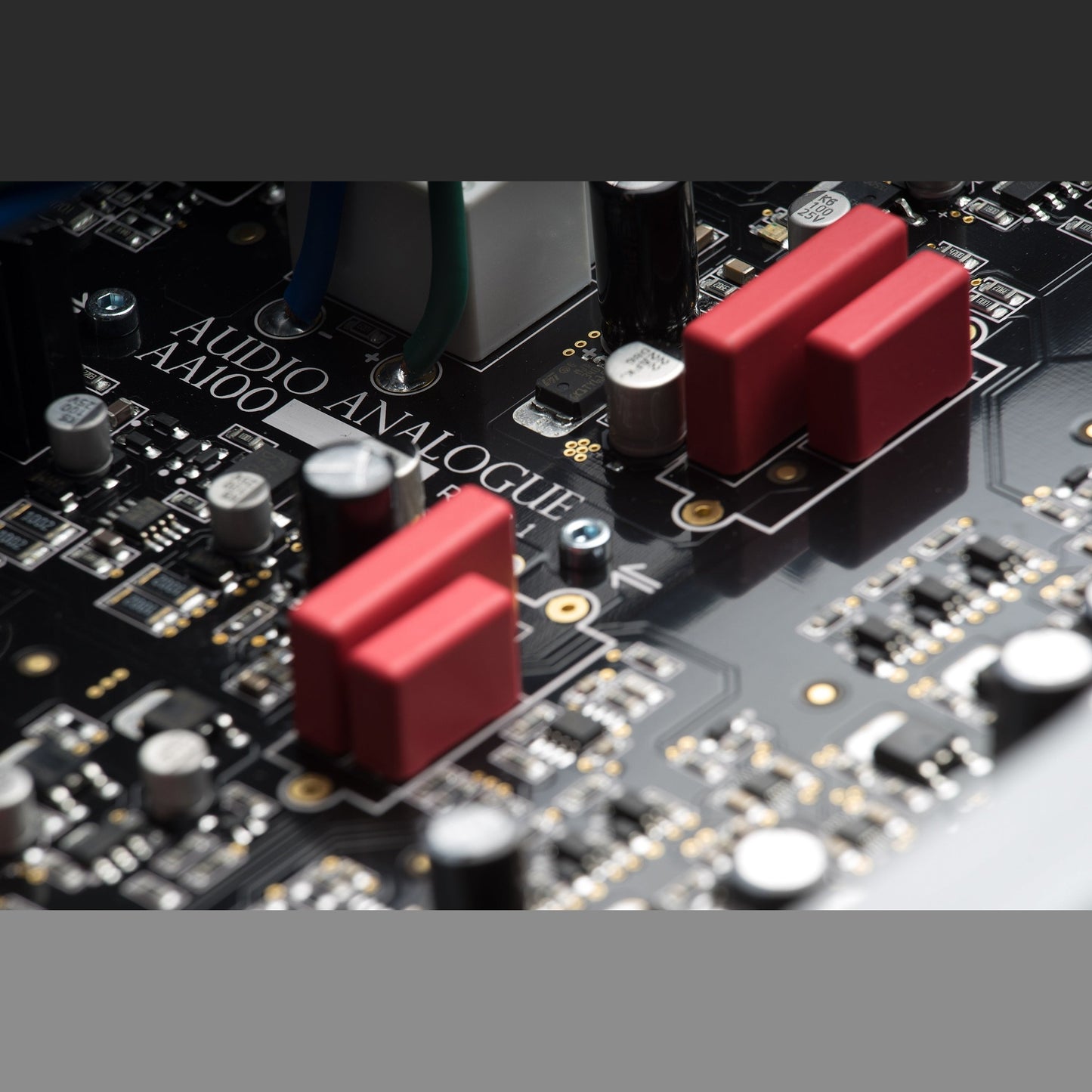 Audio Analogue Pure AACento Vollverstärker, Innenansicht der Platine mit Beschriftung Audio Analogue AA100