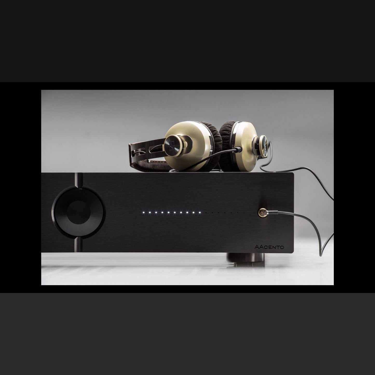 Audio Analogue Pure AACento Vollverstärker Schwarz, Lifestyle mit Kopfhörer am frontseitigen Kopfhörerausgang
