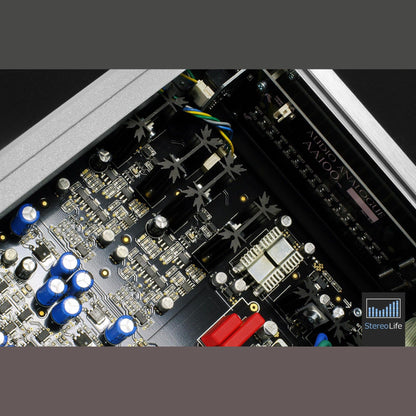 Audio Analogue Pure AACento Vollverstärker Silber, Innenansicht der Verstärkerplatine mit Transistoren am Gehäuseprofil