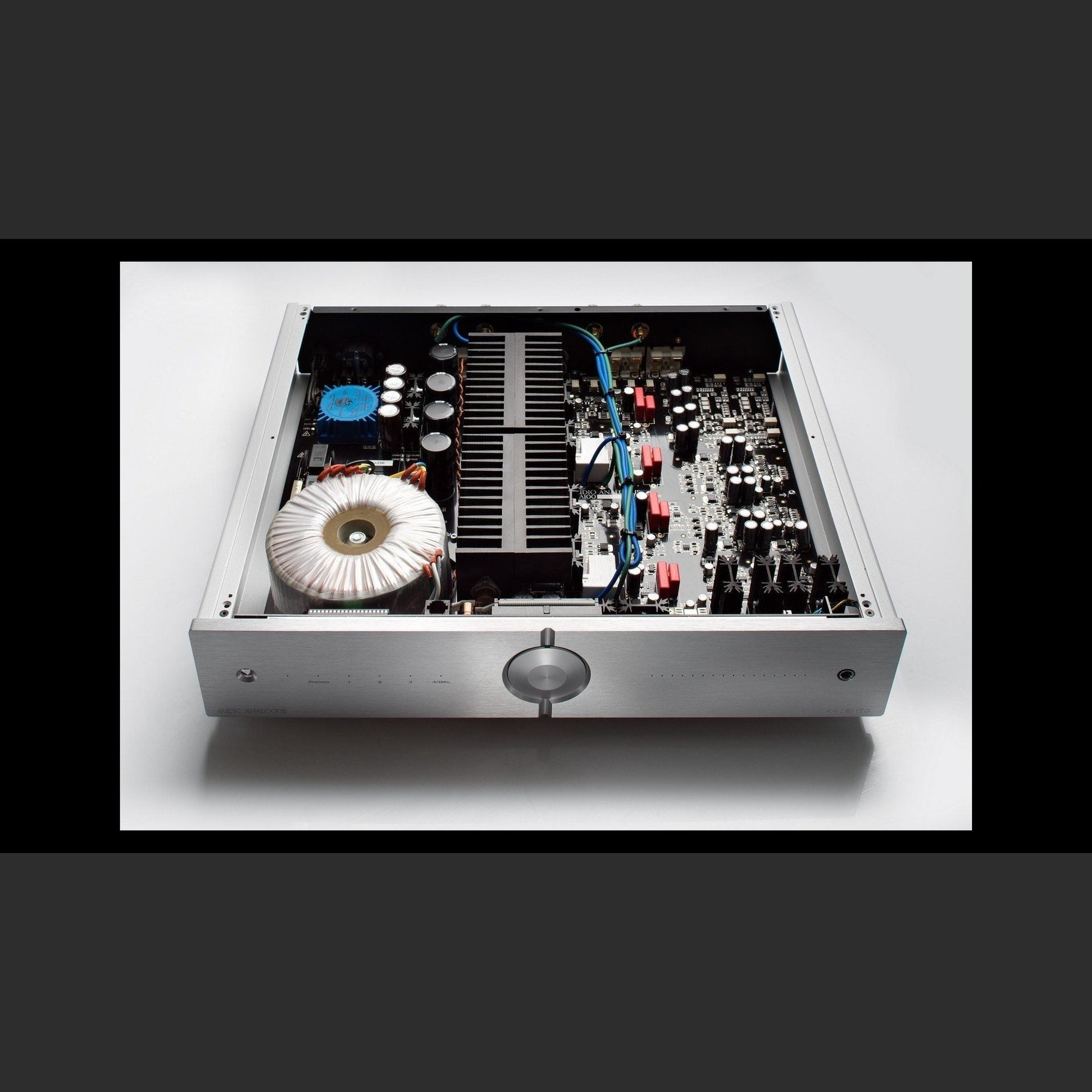 Audio Analogue Pure AACento Vollverstärker Silber, Innenansicht mit Ringkerntrafo, Kühlkörper und Platine