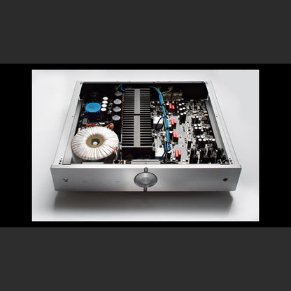 Audio Analogue Pure AACento Vollverstärker Silber, Innenansicht mit Ringkerntrafo, Kühlkörper und Platine