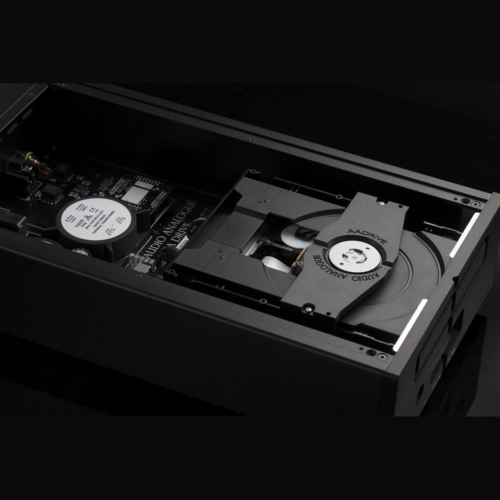 Audio Analogue Pure AADrive CD-Laufwerk, Innenansicht mit Laufwerk und Platine im offenen Gehäuse