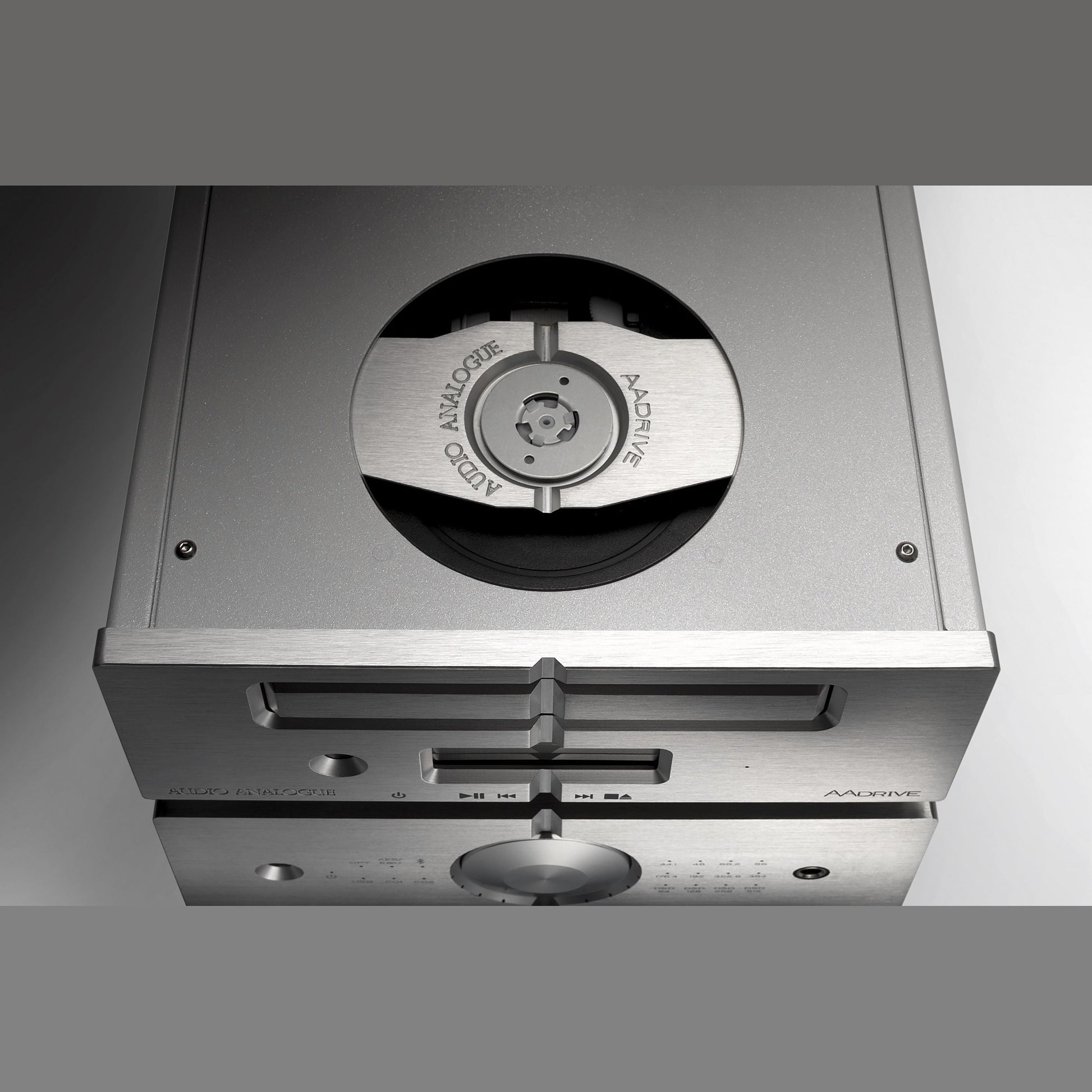 Audio Analogue Pure AADrive CD-Laufwerk silber, Detailansicht der Laufwerksöffnung mit Klemmbrücke
