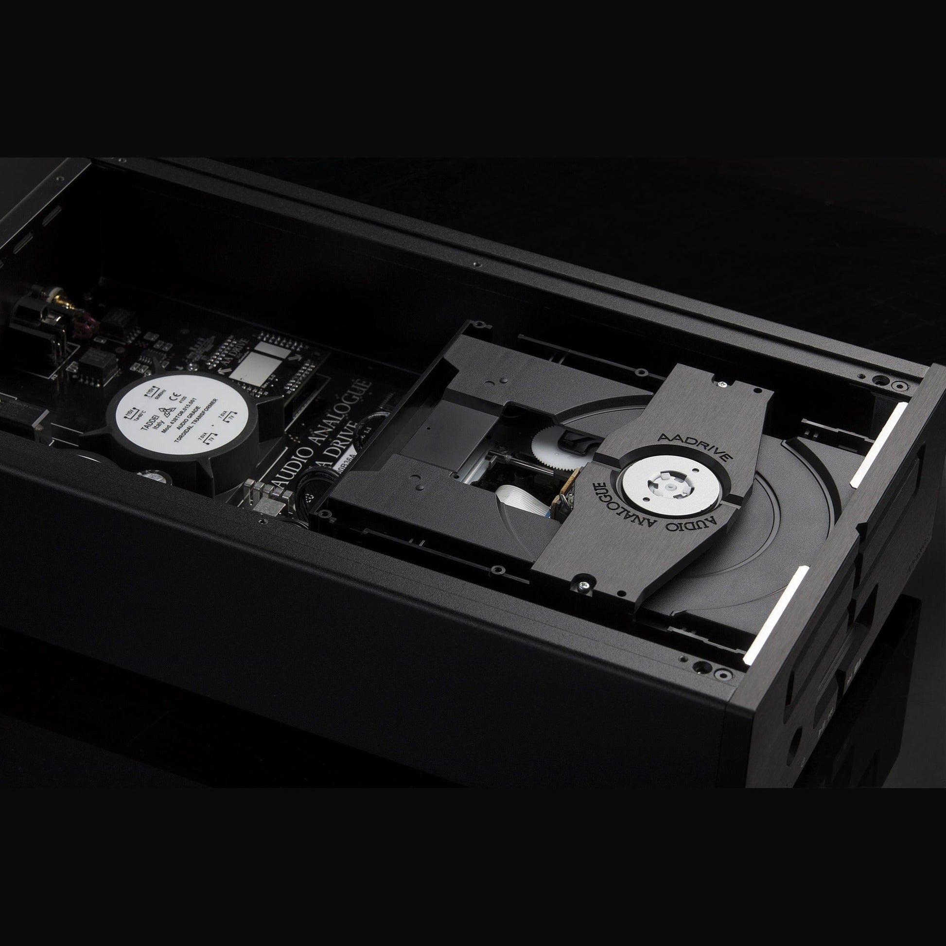 Audio Analogue Pure AADrive CD-Laufwerk silber, Innenansicht mit Laufwerk und Platine im offenen Gehäuse