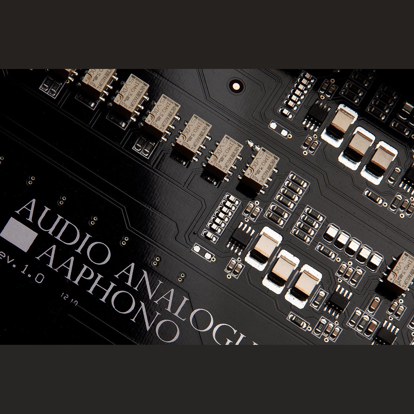 Audio Analogue Pure AAPhono Phono-Vorverstärker, Detailansicht der Platine mit Beschriftung AAPhono rev 1.0