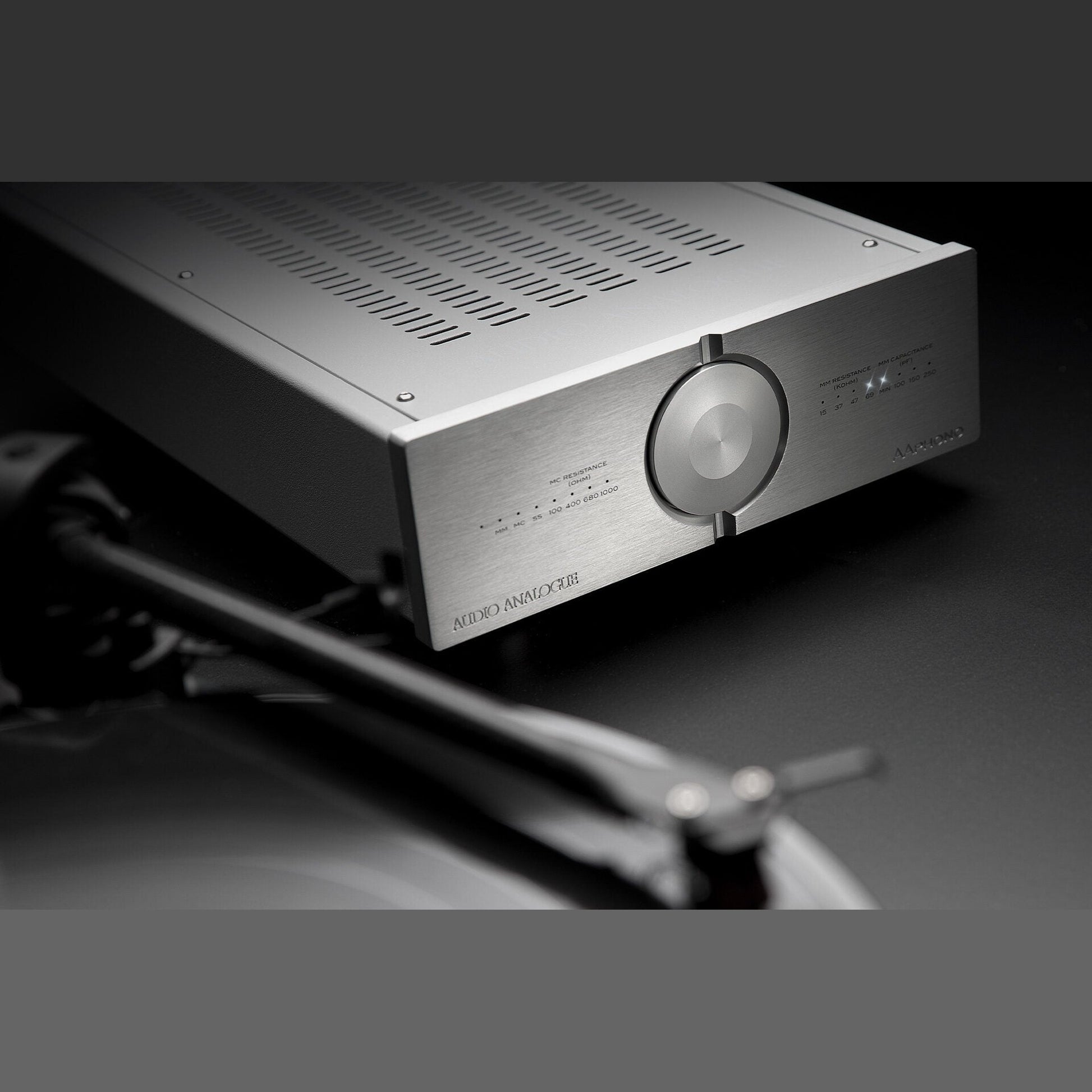 Audio Analogue Pure AAPhono Phono-Vorverstärker, Lifestyle neben dem Tonarm eines Plattenspielers
