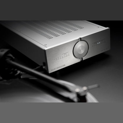 Audio Analogue Pure AAPhono Phono-Vorverstärker Silber, Lifestyle neben dem Tonarm eines Plattenspielers