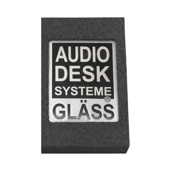 Audio Desk Systeme Logo Aluminium, Frontansicht der gefrästen Logoplatte im Schaumeinsatz
