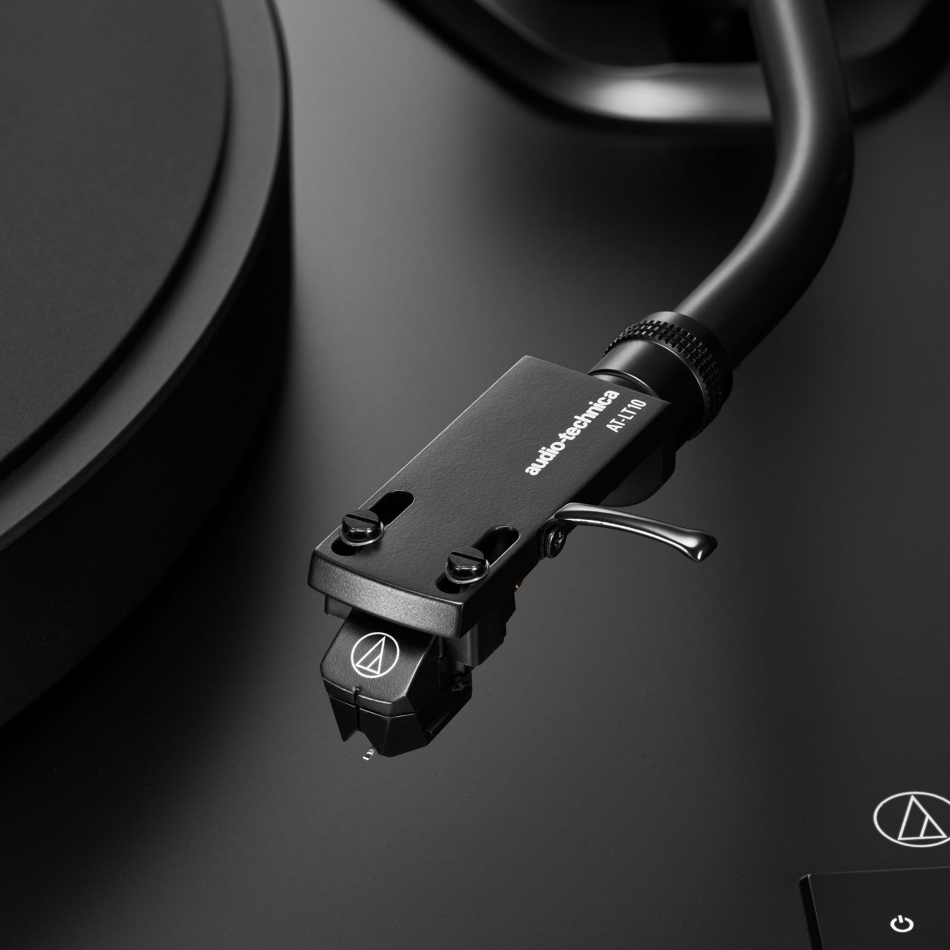 Audio-Technica AT-LP8X Plattenspieler Detailansicht des Headshells mit vormontiertem Tonabnehmer