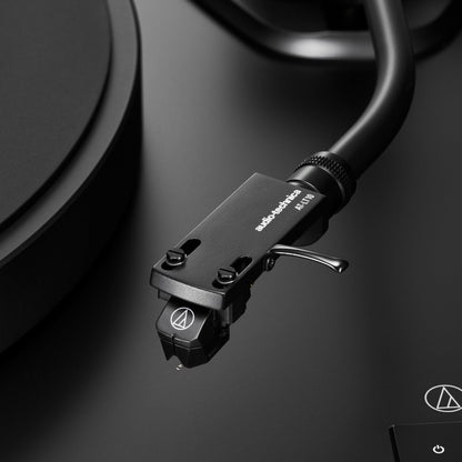 Audio-Technica AT-LP8X Plattenspieler Detailansicht des Headshells mit vormontiertem Tonabnehmer
