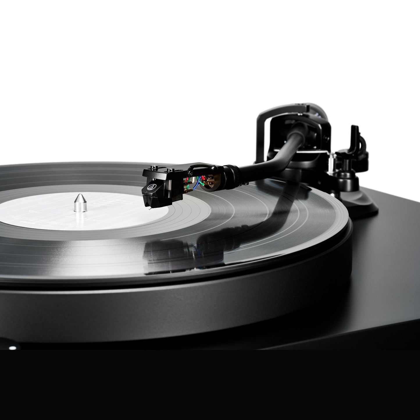 Audio-Technica AT-LP8X Plattenspieler Detailansicht des Tonarms über der laufenden Schallplatte
