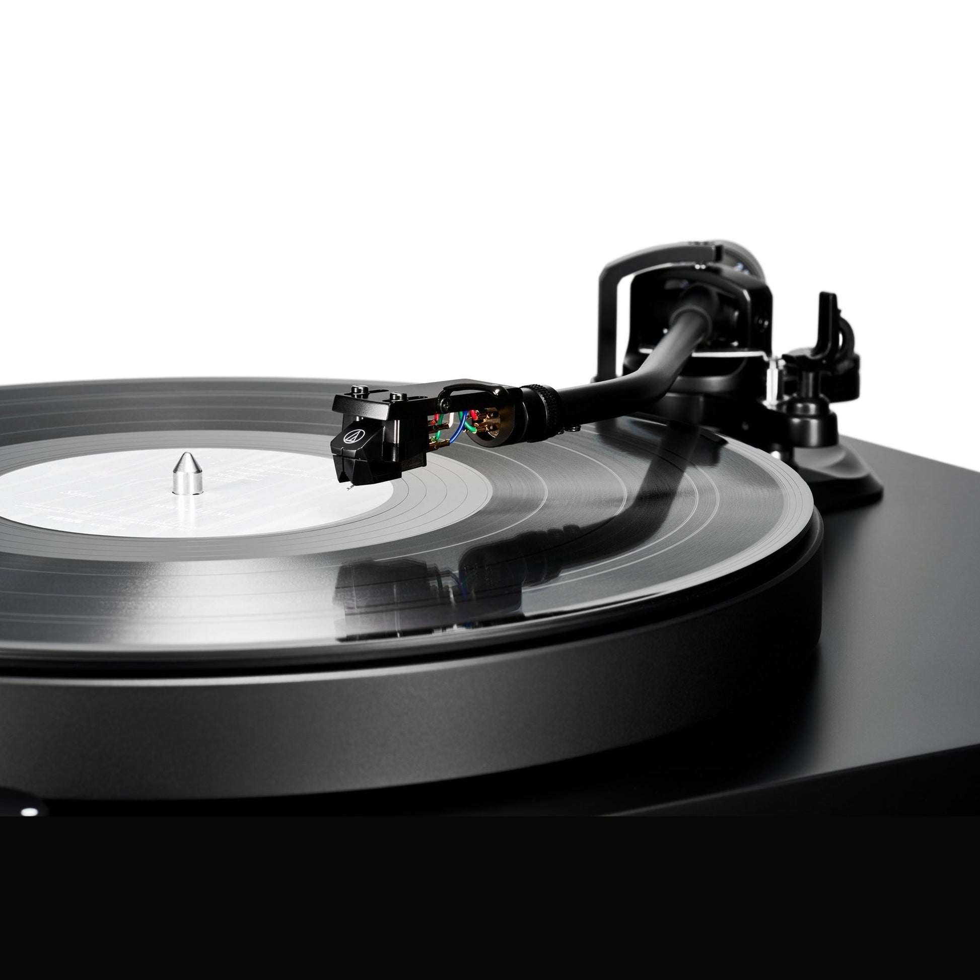 Audio-Technica AT-LP8X Plattenspieler Detailansicht des Tonarms über der laufenden Schallplatte