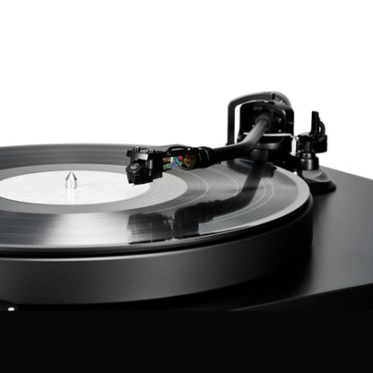 Audio-Technica AT-LP8X Plattenspieler Detailansicht des Tonarms über der laufenden Schallplatte