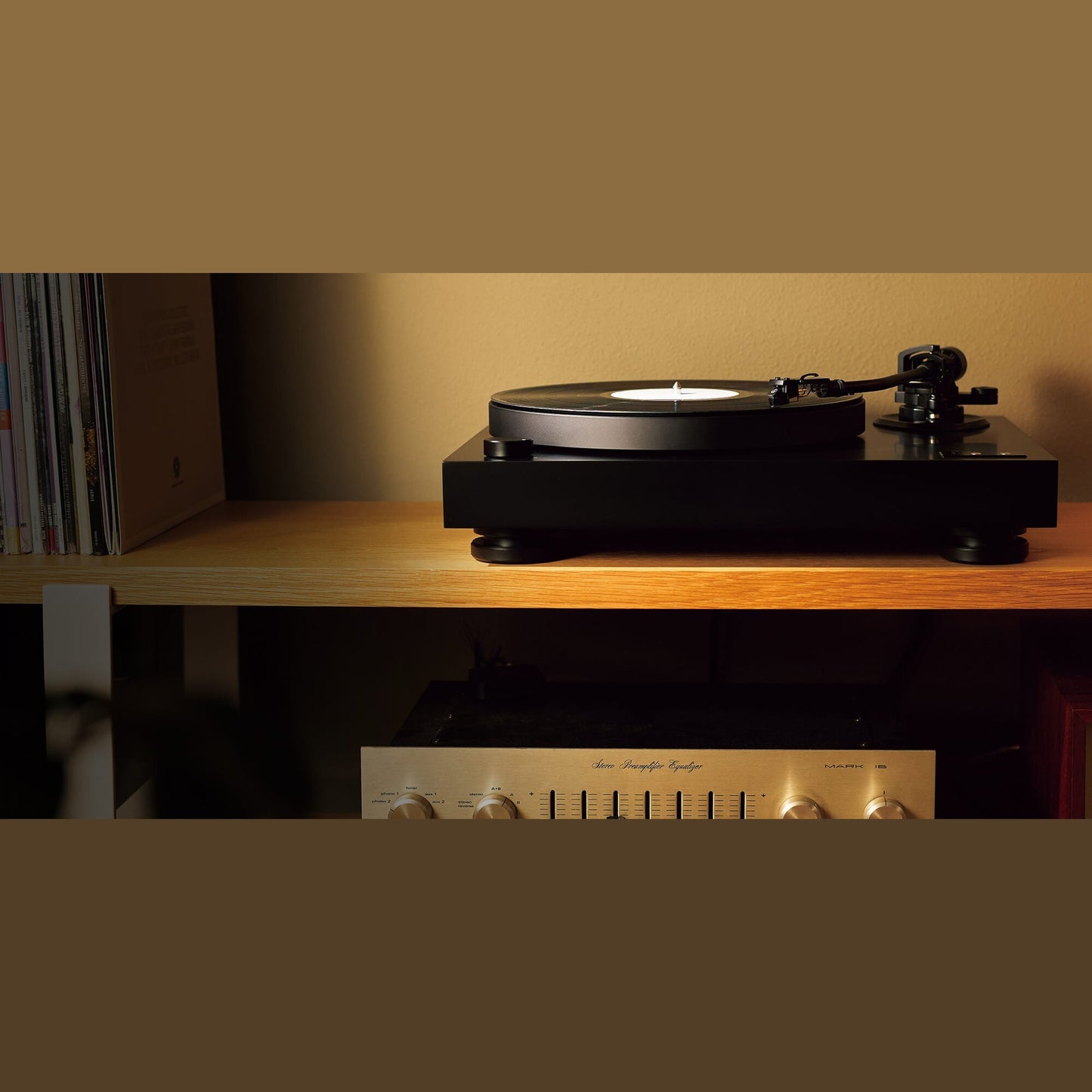 Audio-Technica AT-LP8X Plattenspieler Lifestyle auf einem Regal im Wohnraum
