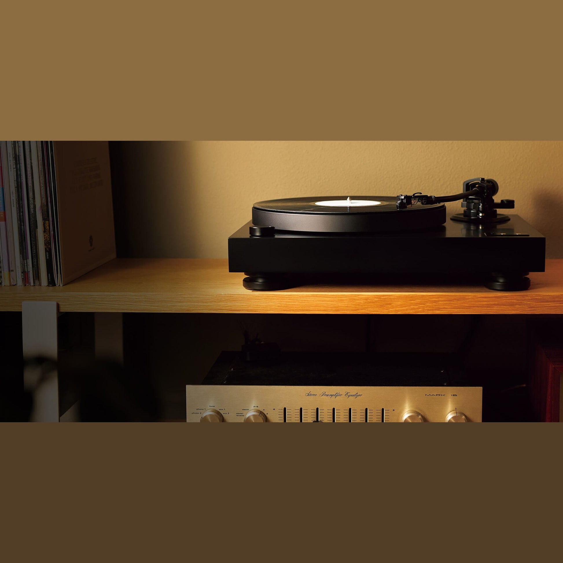 Audio-Technica AT-LP8X Plattenspieler Lifestyle auf einem Regal im Wohnraum