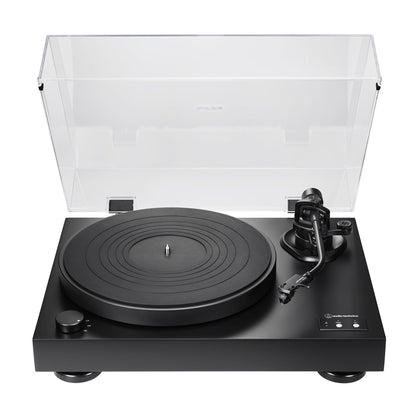 Audio-Technica AT-LP8X Plattenspieler Schrägansicht mit aufgestellter Staubschutzhaube und leerem Plattenteller