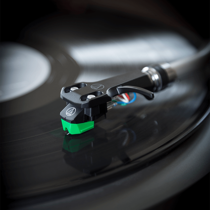 Audio-Technica AT-VM95E MM-Tonabnehmer Lifestyle am Headshell über einer laufenden Schallplatte