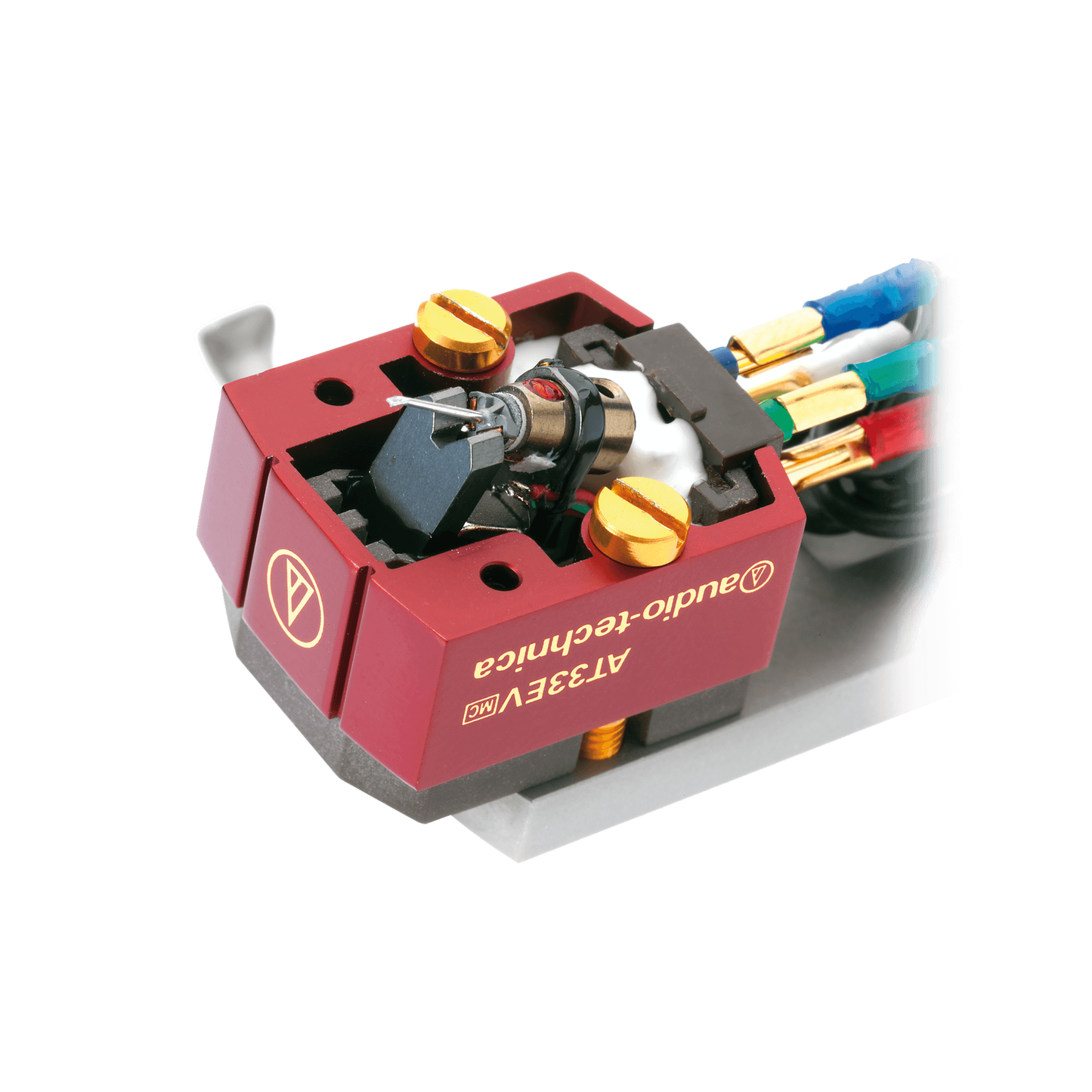 Audio-Technica AT33EV MC-Tonabnehmer Detailansicht montiert am Headshell mit Anschlusskabeln
