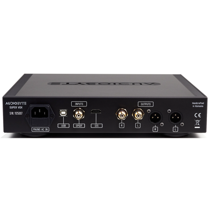 Audiobyte Super Vox DAC Anschlussfeld mit XLR- und RCA-Ausgängen