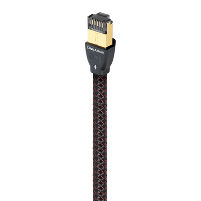 AudioQuest Cinnamon Ethernet-Kabel Produktansicht: RJ/E-Stecker am rot-schwarzen Geflechtmantel