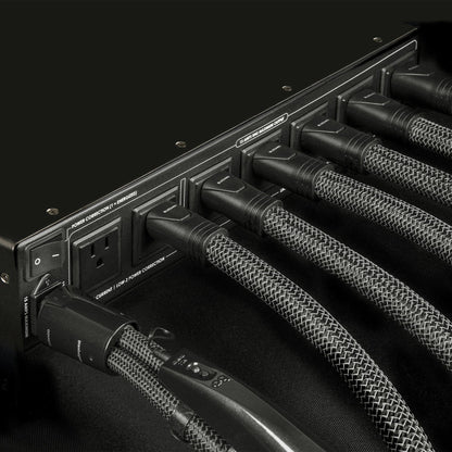AudioQuest Niagara 3000 Power Conditioner Anschlussfeld mit gesteckten Netzkabeln, abgebildet US-Steckdosen