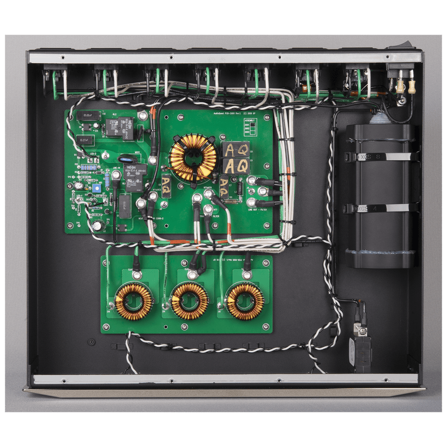 AudioQuest Niagara 3000 Power Conditioner Innenansicht mit Filterplatinen und Ringkerndrosseln