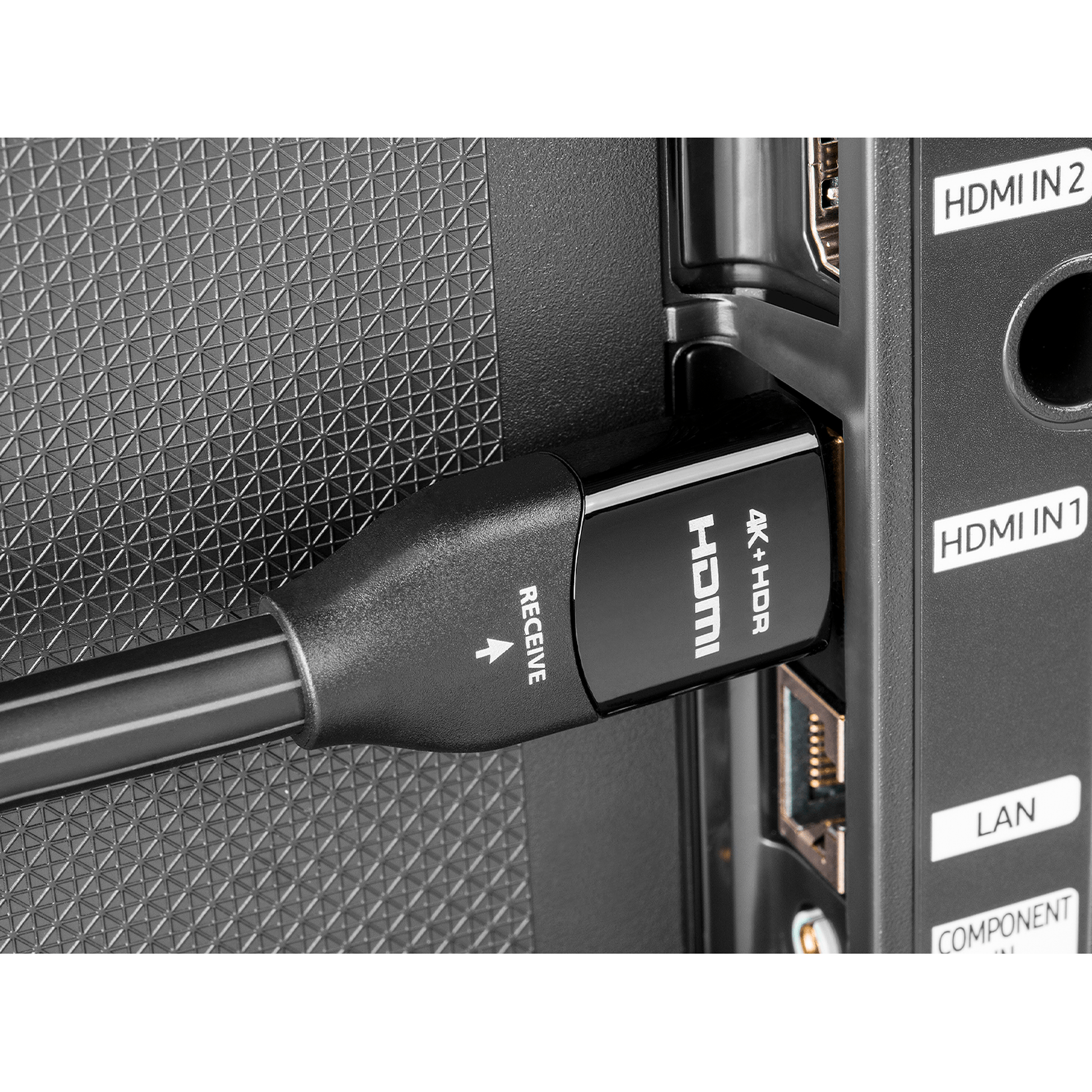 AudioQuest Pearl 18 HDMI-Kabel Detailansicht: Stecker am HDMI-Eingang eines Fernsehers