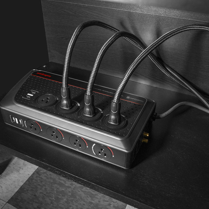 AudioQuest PowerQuest 3 Netzfilter Lifestyle auf Sideboard mit drei eingesteckten Netzkabeln